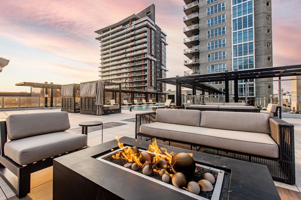 A luxury fire pit on the roof of San Diego luxury apartments